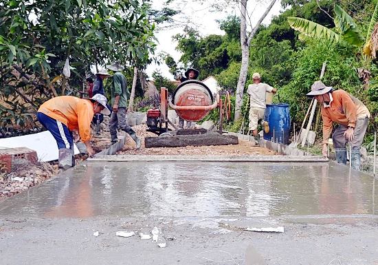 Thi công bê tông xi măng đường giao thông nông thôn ở Nhơn Phúc.