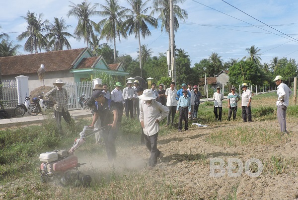 Trình diễn máy làm đất đa năng tại thôn Tường An, xã Mỹ Quang.