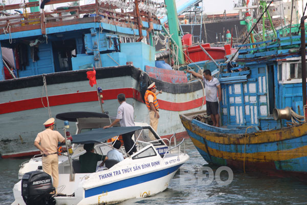 Lực lượng chức năng kiểm tra, kiểm soát tàu cá ra vào cảng cá Quy Nhơn.