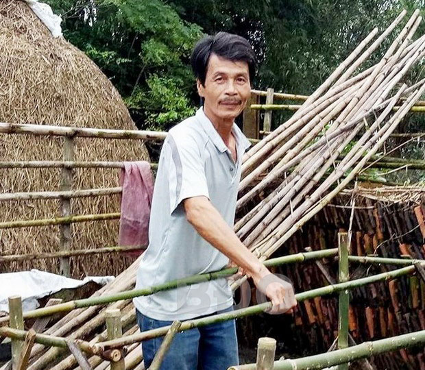 Anh Nguyễn Thiệu chuẩn bị vật tư sản xuất nấm rơm. Ảnh: Đ.M.T