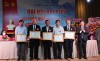 Phó Chủ tịch Thường trực UBND tỉnh Nguyễn Tuấn Thanh (bìa phải) tặng Bằng khen cho 5 cá nhân đã có thành tích xuất sắc trong công tác Hội SVC, nhiệm kỳ 2015 - 2020.