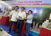 Bộ trưởng Bộ NN&PTNT Lê Minh Hoan (giữa) chúc mừng sản phẩm OCOP của Bình Định