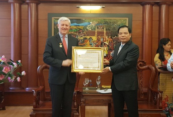 Bộ trưởng Nguyễn Xuân Cường tặng Bằng khen cho Giám đốc Quốc gia Ngân hàng Châu Á (ADB) – ông Eric Sidgwick