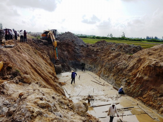 Đào ao phục vụ chống hạn trên địa bàn xã Mỹ Trinh (Phù Mỹ). Ảnh: NGUYỄN HÂN