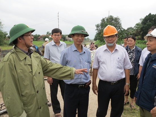 Chủ tịch UBND tỉnh Hồ Quốc Dũng chỉ đạo các sở, ngành và chính quyền các địa phương khắc phục hậu quả mưa lũ.