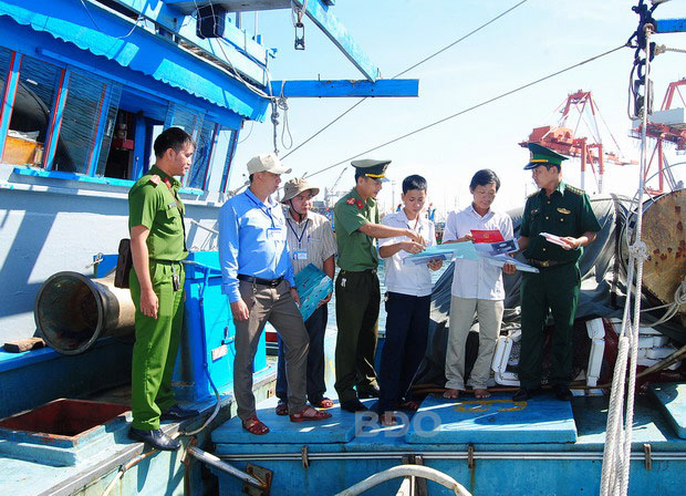 Lực lượng liên ngành CA, BĐBP, Chi cục Thủy sản kiểm tra tàu cá ra vào cảng cá Quy Nhơn.