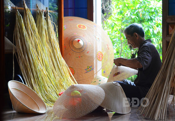  Nghệ nhân Đỗ Văn Lan, ở thôn Phú Gia, xã Cát Tường, làm nón ngựa. Ảnh do nghệ nhân Đỗ Văn Lan cung cấp