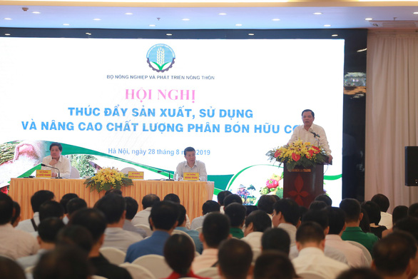  Bộ trưởng Bộ Nông nghiệp và Phát triển nông thôn Nguyễn Xuân Cường phát biểu tại hội nghị Thúc đẩy sản xuất, sử dụng và nâng cao chất lượng phân bón hữu cơ - Ảnh: CHÍ TUỆ