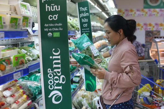 Khách hàng chọn mua nông sản, thực phẩm hữu cơ tại siêu thị Co.opmart ở TP HCM