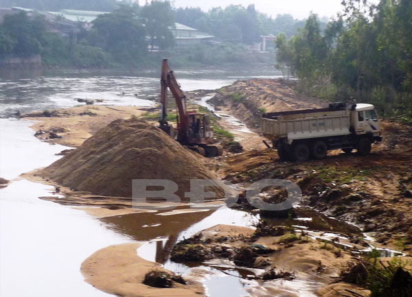 Khai thác cát trên một nhánh sông Côn qua xã Phước Lộc, Tuy Phước.  Ảnh: N.HÂN