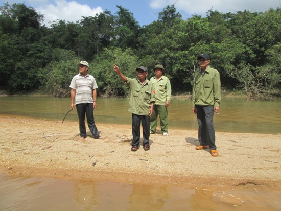 Cán bộ Ban quản lý rừng phòng hộ Vân Canh và hộ nhận khoán kiểm tra rừng đầu nguồn hồ Núi Một trên địa bàn làng Canh Tiến, xã Canh Liên.  Ảnh: ĐÌNH DẶM