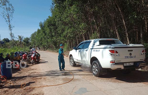 Tiêu độc khử trùng xe ô tô tại chốt kiểm dịch động vật ở thôn Gia Đức, xã Ân Đức - vùng giáp ranh với xã Ân Thạnh